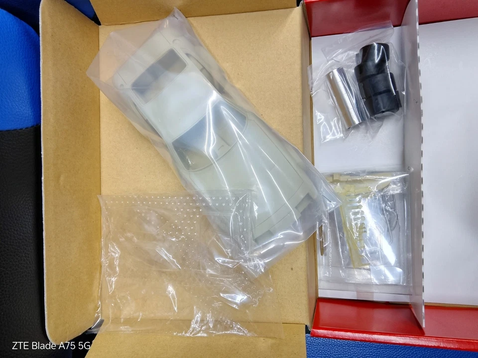 STUDIO 27 Kit 1/24 - FERRARI 365 GTB4 24h Le Mans  '72 - #39 / 75 - Cod. FR 2414 - Immagine 3 di 4