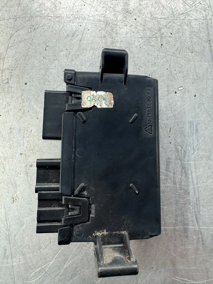 Оригинальный модуль управления подъемной дверью задней двери 2018–2019 GMC Acadia Denali 84233603 - Изображение 3 из 4