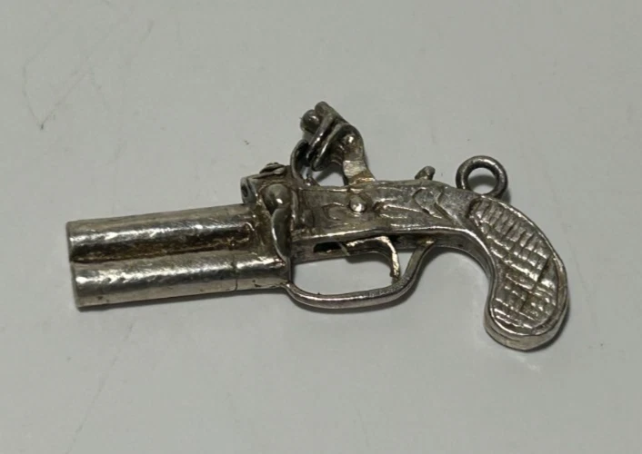 Pingente de pulseira vintage prata esterlina revólver pistola 4,6 gramas - Imagem 2 de 4