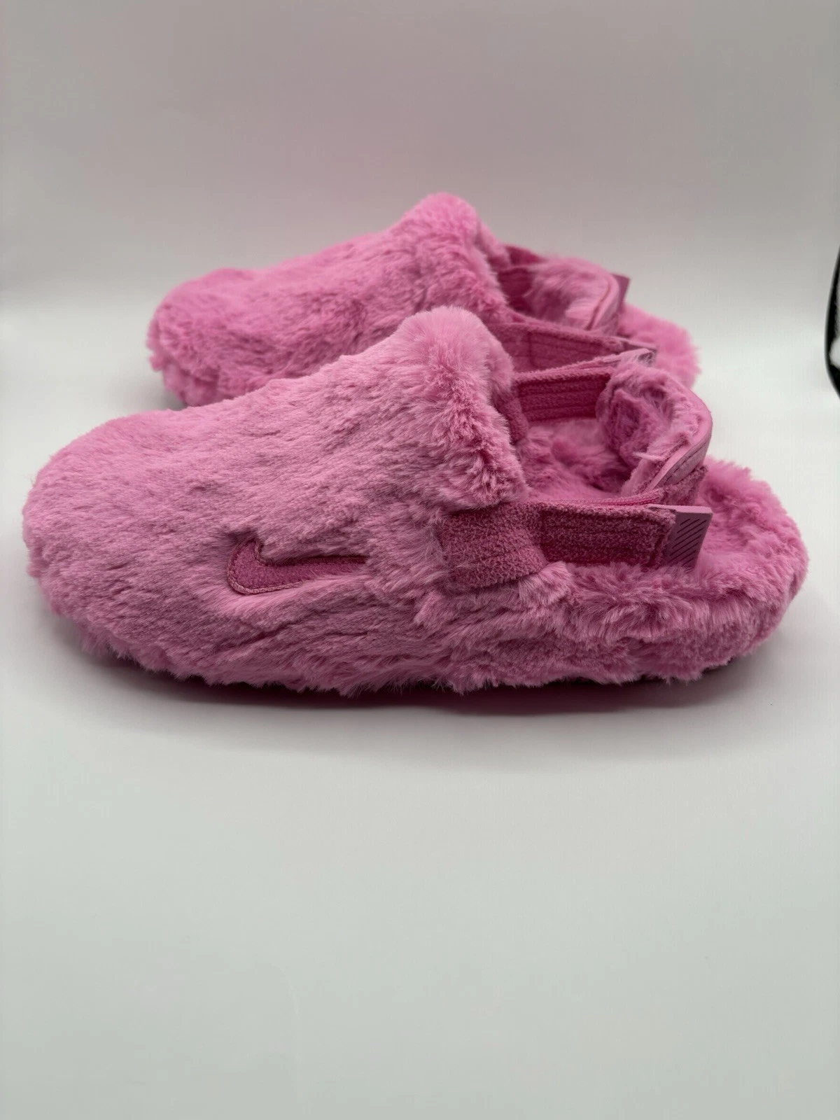 Nuove diapositive Nike Calm Mule SE NA giocose pelliccia sintetica rosa da donna taglia 7 FZ3119 600