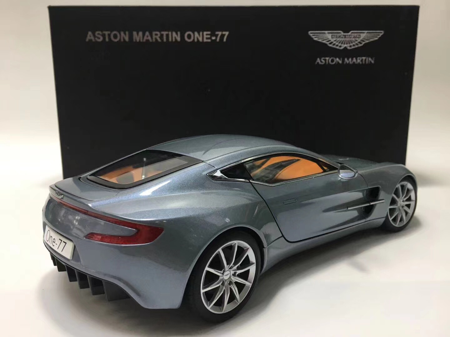 Aston Martin One 77?Morning Frost White 1? 18?by Autoart 70244