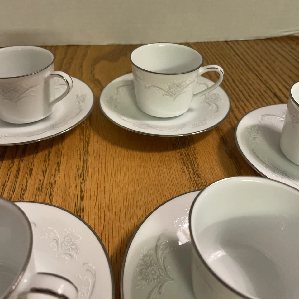 Juego de tazas y platillos con patas Casablanca 6842 de Noritake Foto 4 de 4