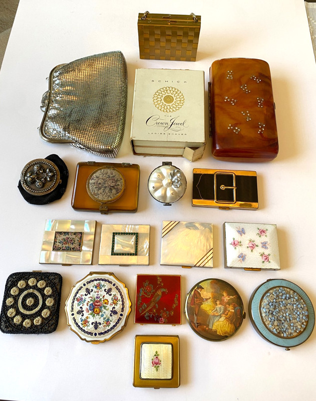 18 Piece Lot of Vintage Powder Compacts, Purses, Shaver, Trinket Box