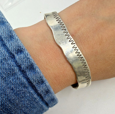 Jay Nielsen Sterlingsilber Armband Manschette gestempelt signiert 925 modern 6,75 Zoll