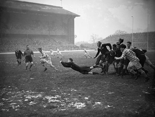 RUGBY UNION OLD PHOTO Oxford Clear The Ball From A Ruck 1950