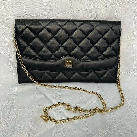 Givenchy borsa piatta trapuntata nera in pelle con pochette sulla catena piccola fuori notte