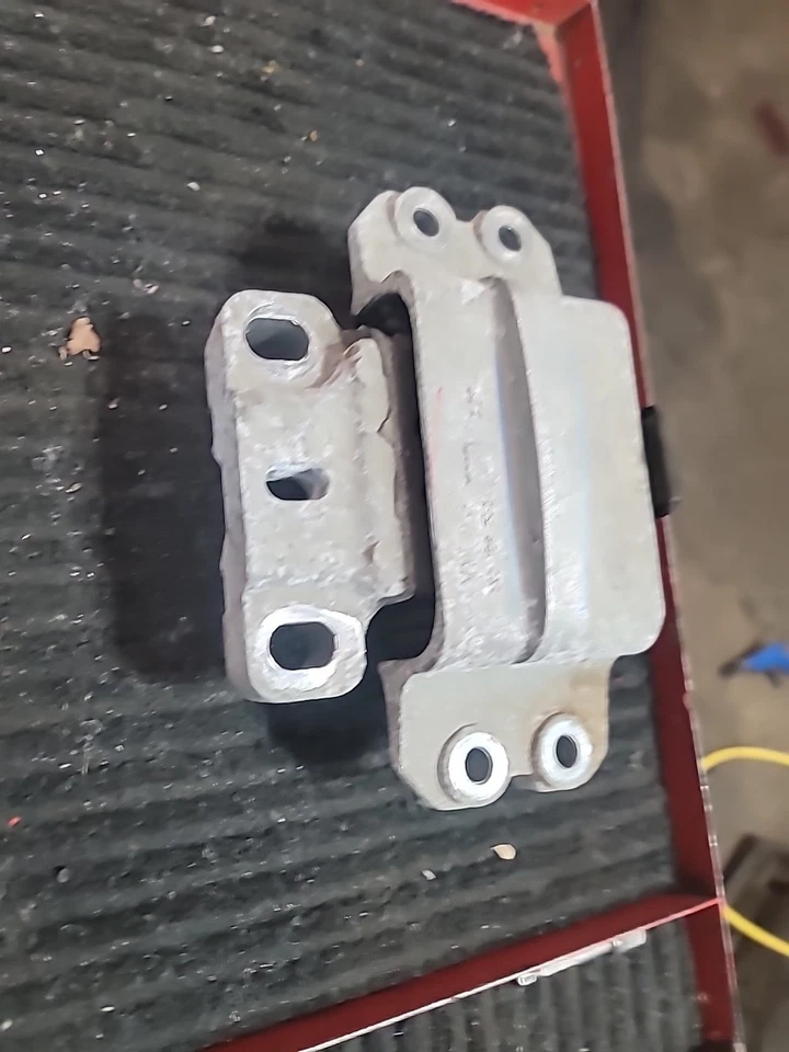 Soporte de soporte de montaje lateral izquierdo motor Volkswagen Jetta 2015 (##50) Foto 2 de 4