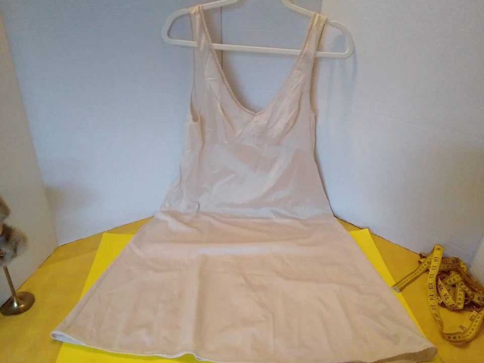 Vestido Vintage Completo Sin Mangas Chemise Europeo Talla M-L Triumph Intl Beige Foto 4 de 4