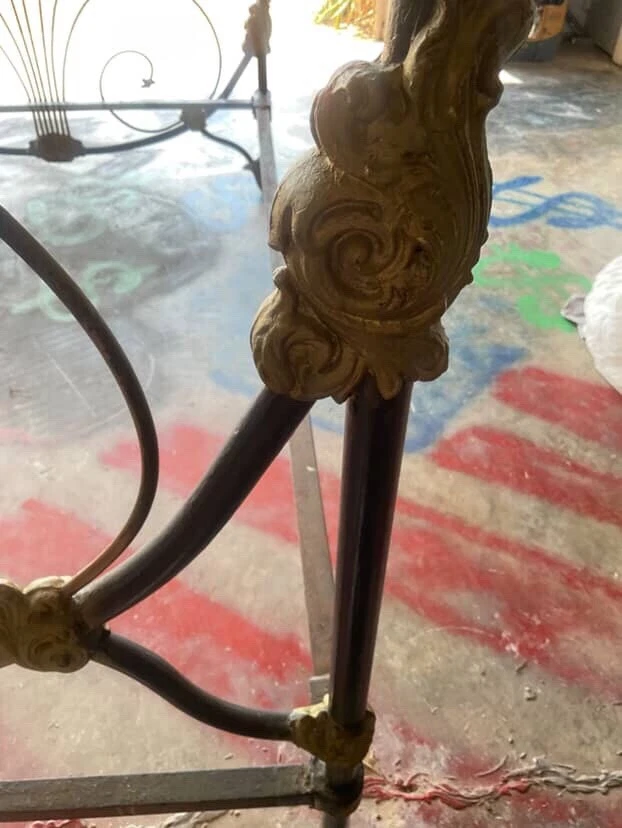 Estrutura de cama antiga de ferro forjado ornamentada dos anos 1940–50 - Imagem 2 de 4