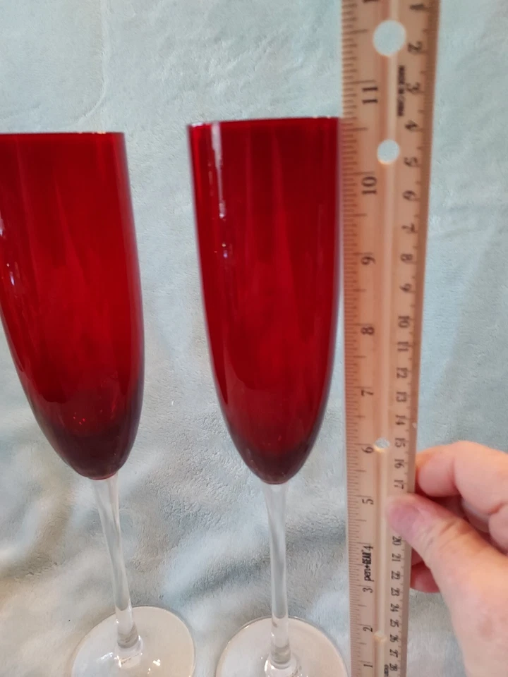 FLAUTAS DE CHAMPÁN DE COPA ROJA RUBÍ 101/2 CON TALLOS TRANSPARENTES Y 1950 Vintage Cake Topper Foto 3 de 4