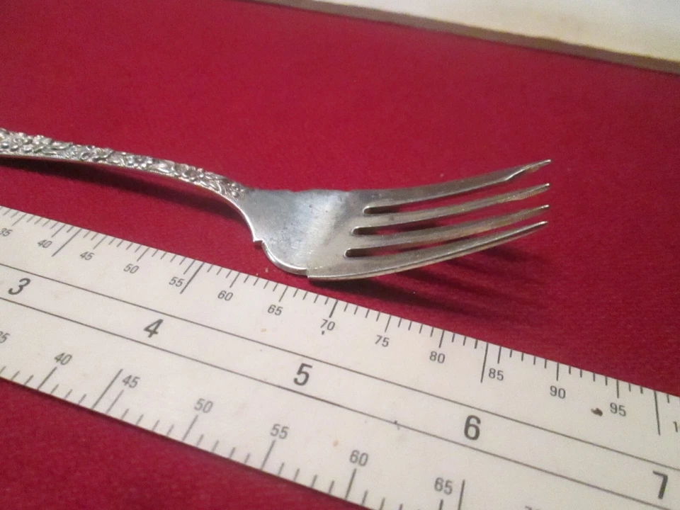 Tenedor de ensalada de plata esterlina S. Kirk & Son 6 1/4" de largo no pulido con "P" Foto 3 de 4