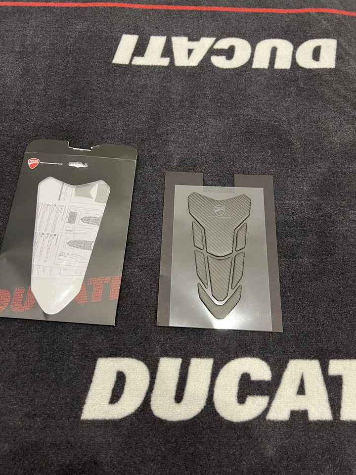 PROTECTOR DEPÓSITO CARBONO PARA DUCATI PANIGALE V4 - Imagen 2 de 2