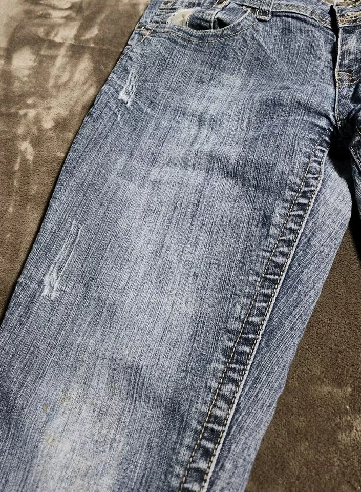 Pantalones de mezclilla elásticos con logotipo desgastante camuflados tiro bajo ajustados remaches rojos para mujer 13 Foto 4 de 4