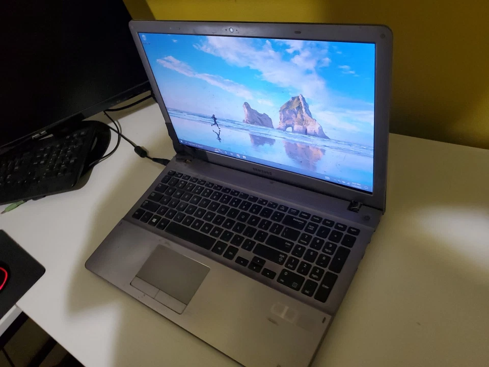 三星笔记本电脑全灰色 15 英寸屏幕,i5 处理器 64 位 6 GB Ram 2.60 GHz — 第 4/4 张图片