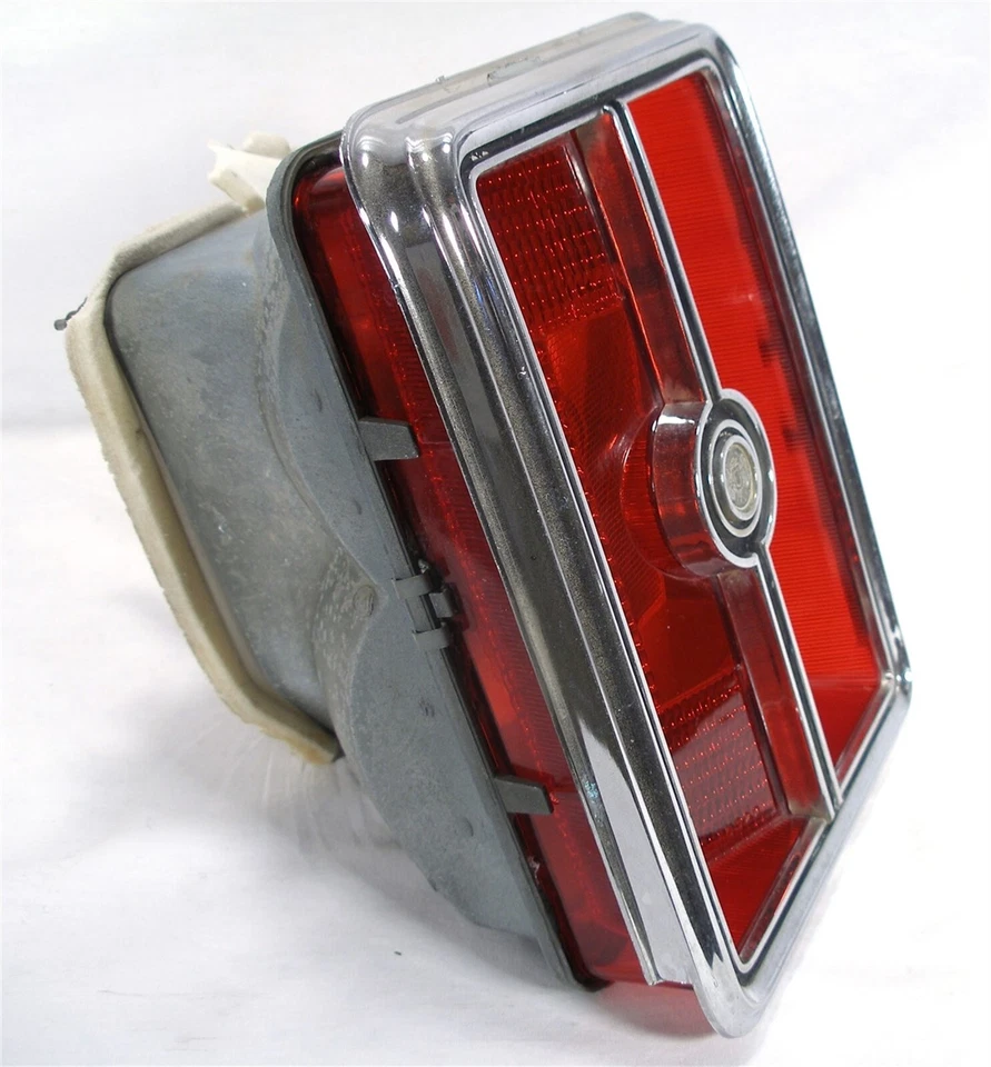 1975 CHRYSLER 75 CORDOBA ORIGINAL OEM AUTO CAR TAIL LIGHT LENS BUCKET ASSEMBLY - Image 2 of 4