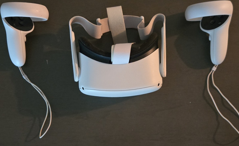 Meta Quest 2 White Plastic Standalone VR Headset with Two Controllers and Box