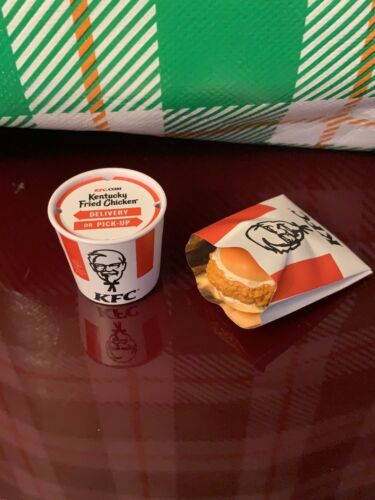 NEW KFC Mini Brands Chicken Sandwich To-Go Chicken Bucket Lot - Afbeelding 1 van 2
