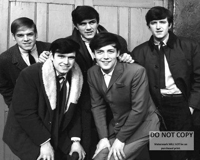 THE DAVE CLARK FIVE ENGLISH POP ROCK MUSIC GROUP - 8X10 PUBLICITY PHOTO (AZ-340)