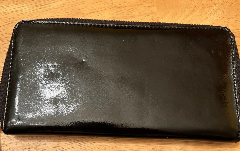 CARTERA KENNETH COLE DE CHAROL NEGRA CON CREMALLERA ALREDEDOR Foto 3 de 4