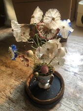 petit vase de globe de mariée, avec socle et fleurs en tissus