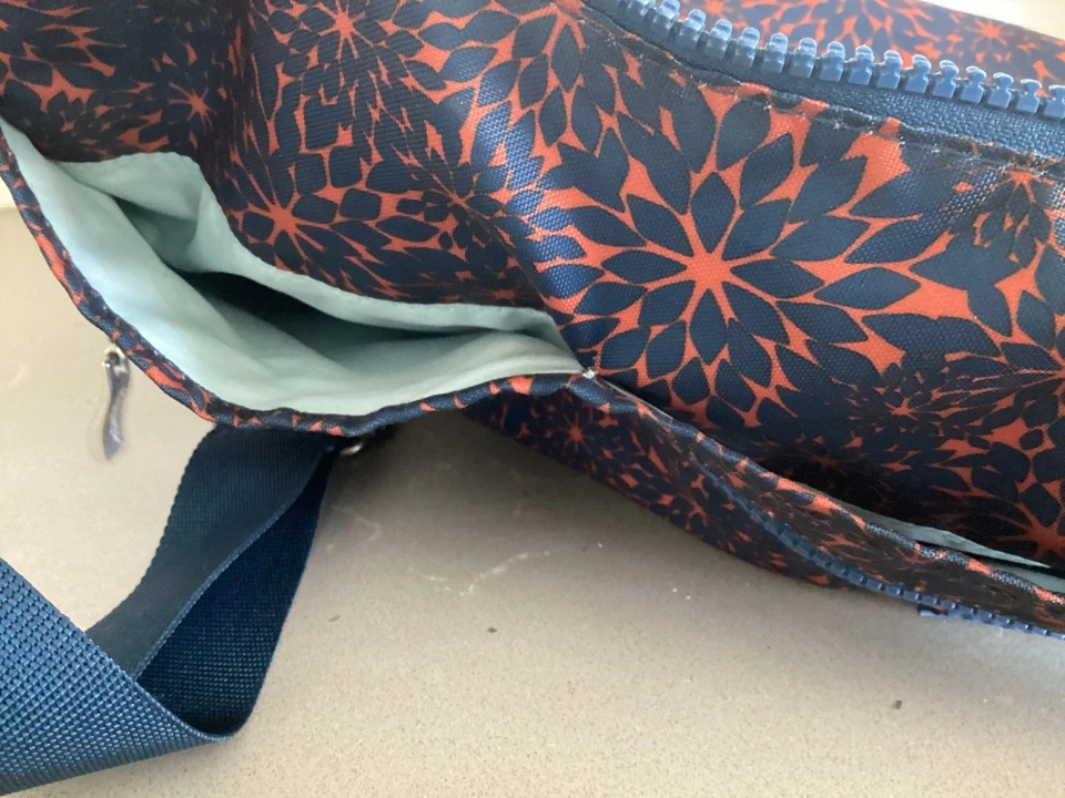 Baggallini Red/Navy Blue Patterned Crossbody Zippered Pockets Travel - Image 4 of 4