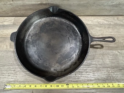 Vintage Unmarked Lodge No 14 Cast Iron Skillet 3 Notch Heat Ring 14 3/4” Dia.