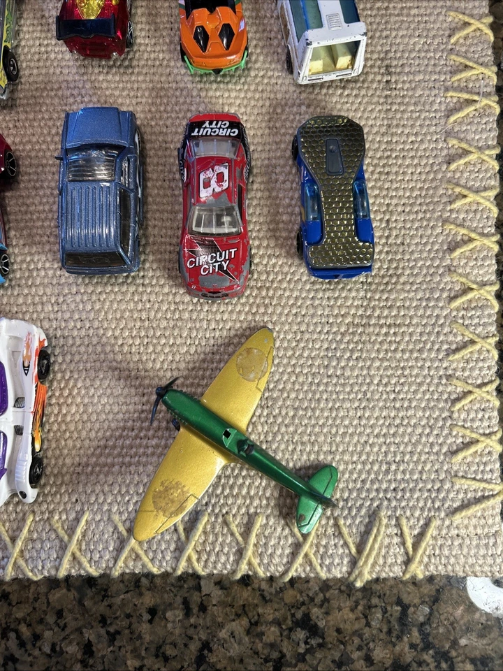 17 coches de colección, 1 coche de plástico más grande y avión de metal y plástico 69-principios de 2000 Foto 4 de 4