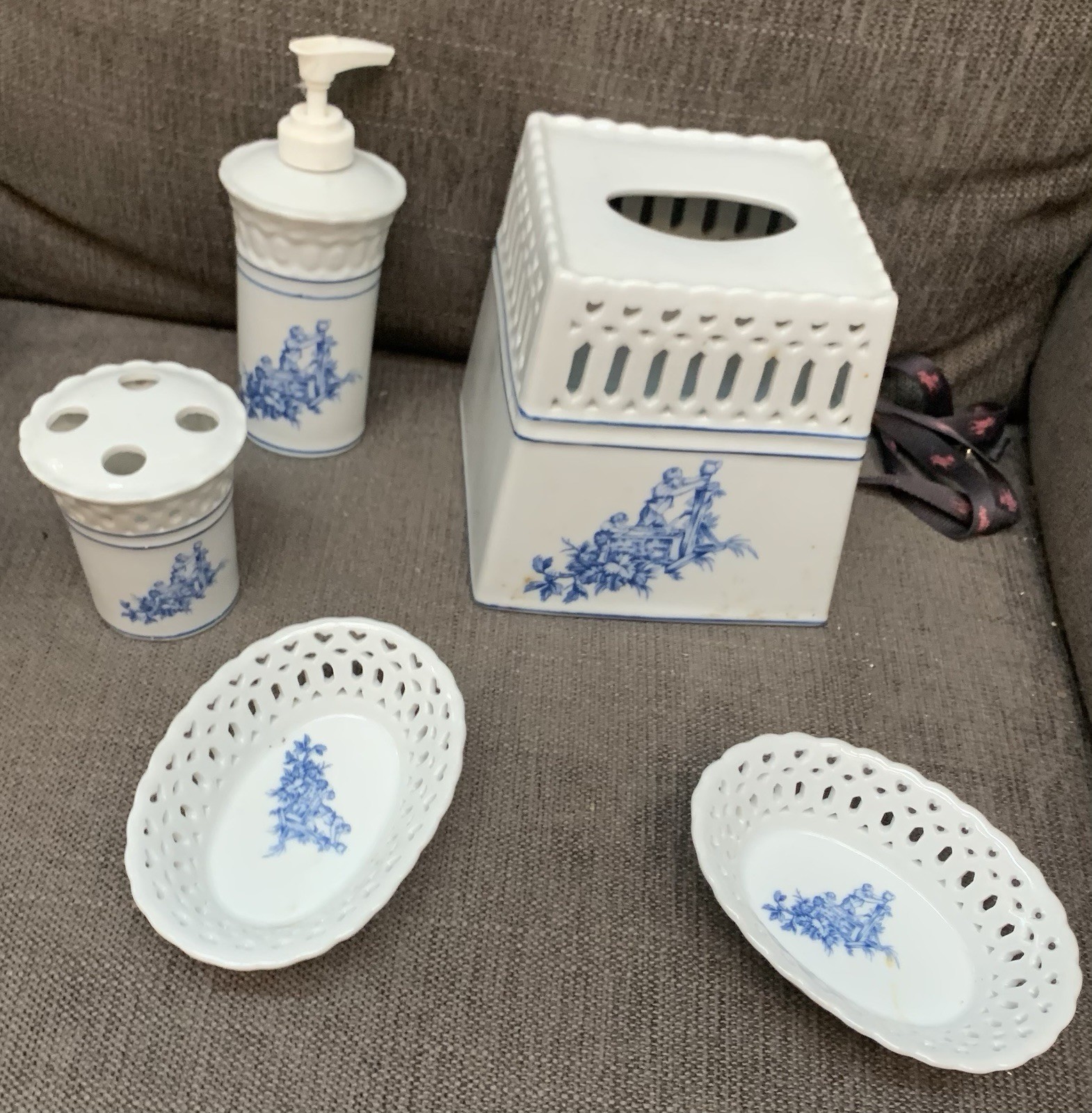 La Mont Bathroom Set 5 Piece Soap, Toothbrush, two soap, dis