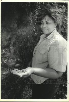 #ad #ad 1988 Press Photo Onece Johnson holds Best Tasting Dirt in Holmes County MS $24.99