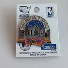 1995 NBA San Antonio Spurs Logo Skyline Souvenir Pin On Original Card NOS