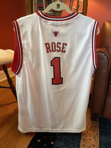 derrick rose bulls jersey small