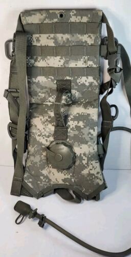 2000s US Army USGI MOLLE II UCP Camo Hydramax Hydration System Carrier & Bladder