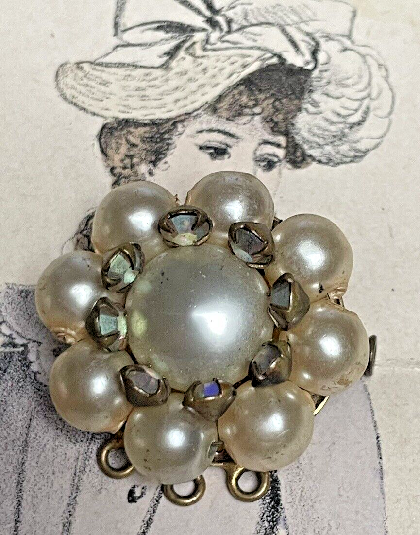 Broche Vintage Années 30 - Fleur En Perles Piquées Sur Laiton Avec Strass
