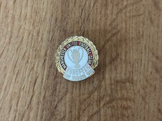 VINTAGE COFFER MANCHESTER UNITED MAN UTD 1968 EUROPEAN CUP WINNERS ENAMEL BADGE