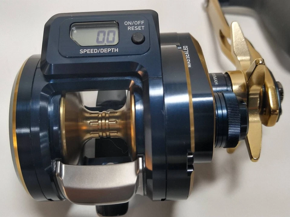 Carrete de pesca Daiwa 21 Saltiga IC 300H-SJ Baitcast 7.3:1 con bolsa de caja... - Imagen 2 de 4
