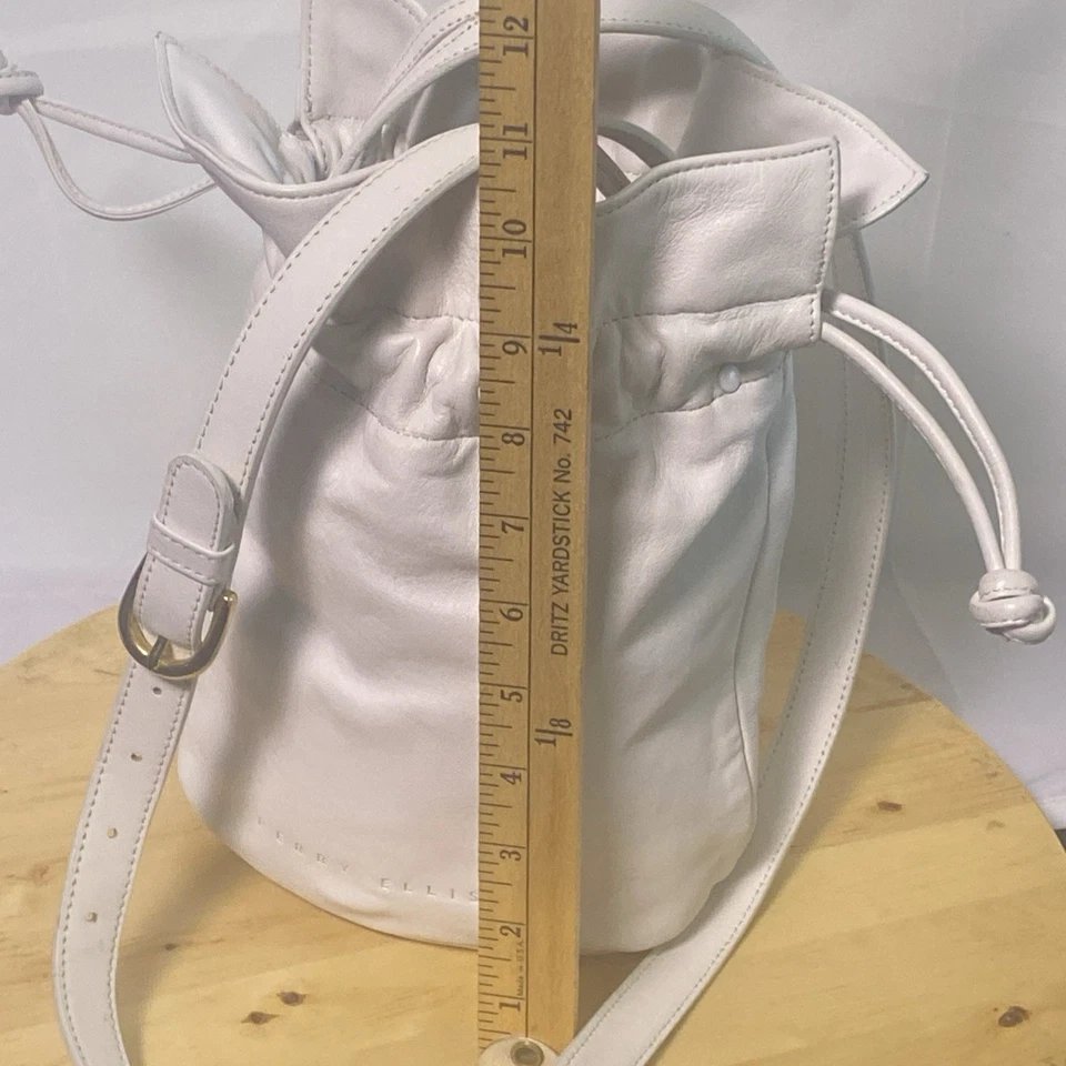 Cartera tipo cubo con cordón Perry Ellis blanca Y2K con correa bandolera ajustable Foto 3 de 4