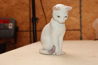 B &G Bing Grondahl White Green Eye Sitting Kitty Cat Figurine # 2476 Copenhagen