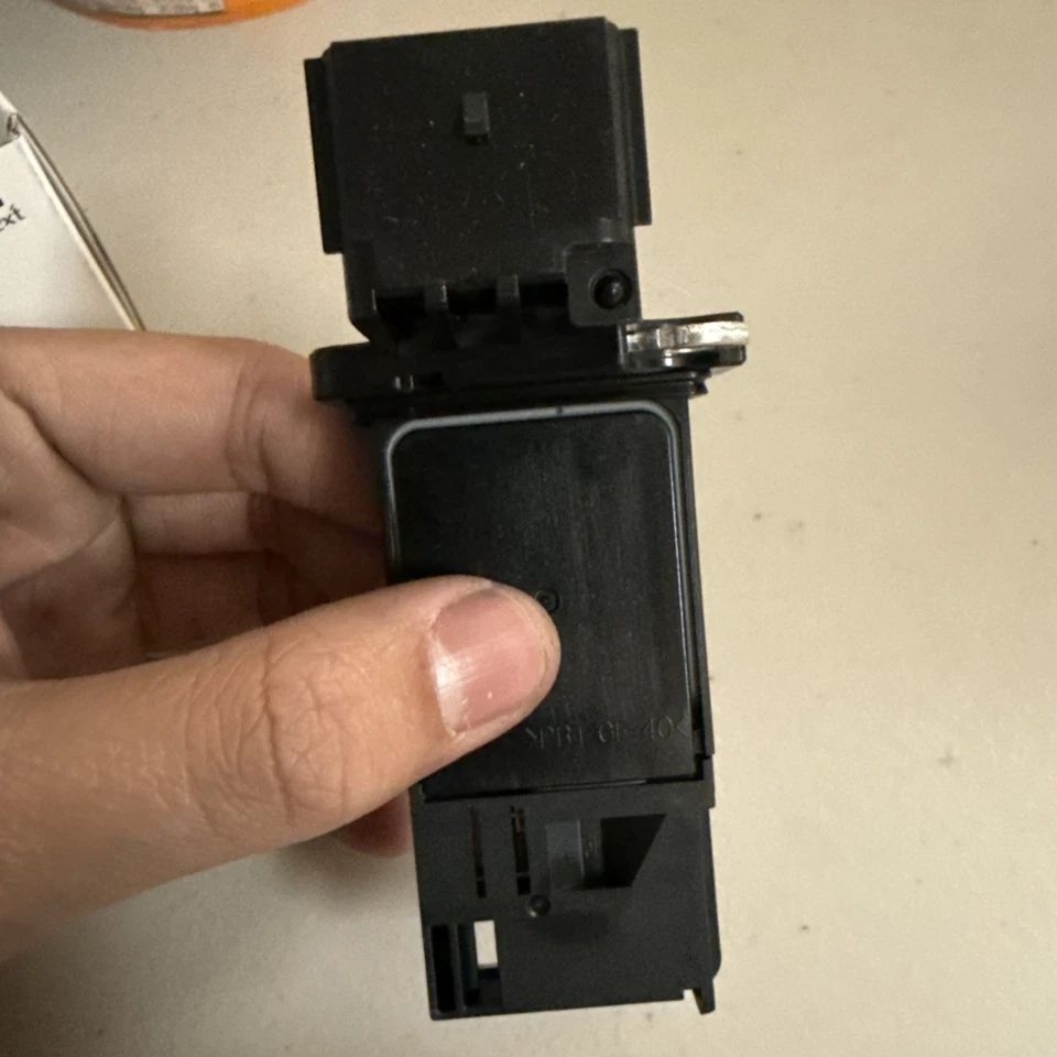 Sensor de masa de aire trasero Hitachi MAF0120 para Buick Enclave Cadillac ATS GMC Acadia Foto 4 de 4