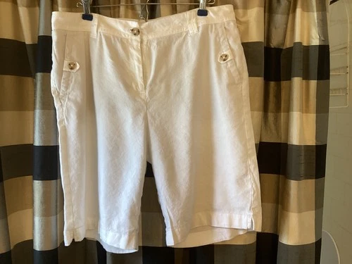 Womens J Jill white linen stretch shorts with pockets.