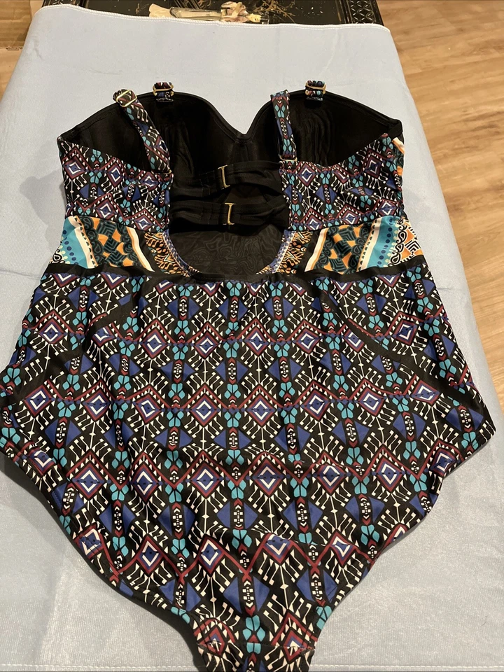 Traje de baño para todos de una pieza para mujer talla 18 traje de baño geométrico nunca usado Foto 3 de 4