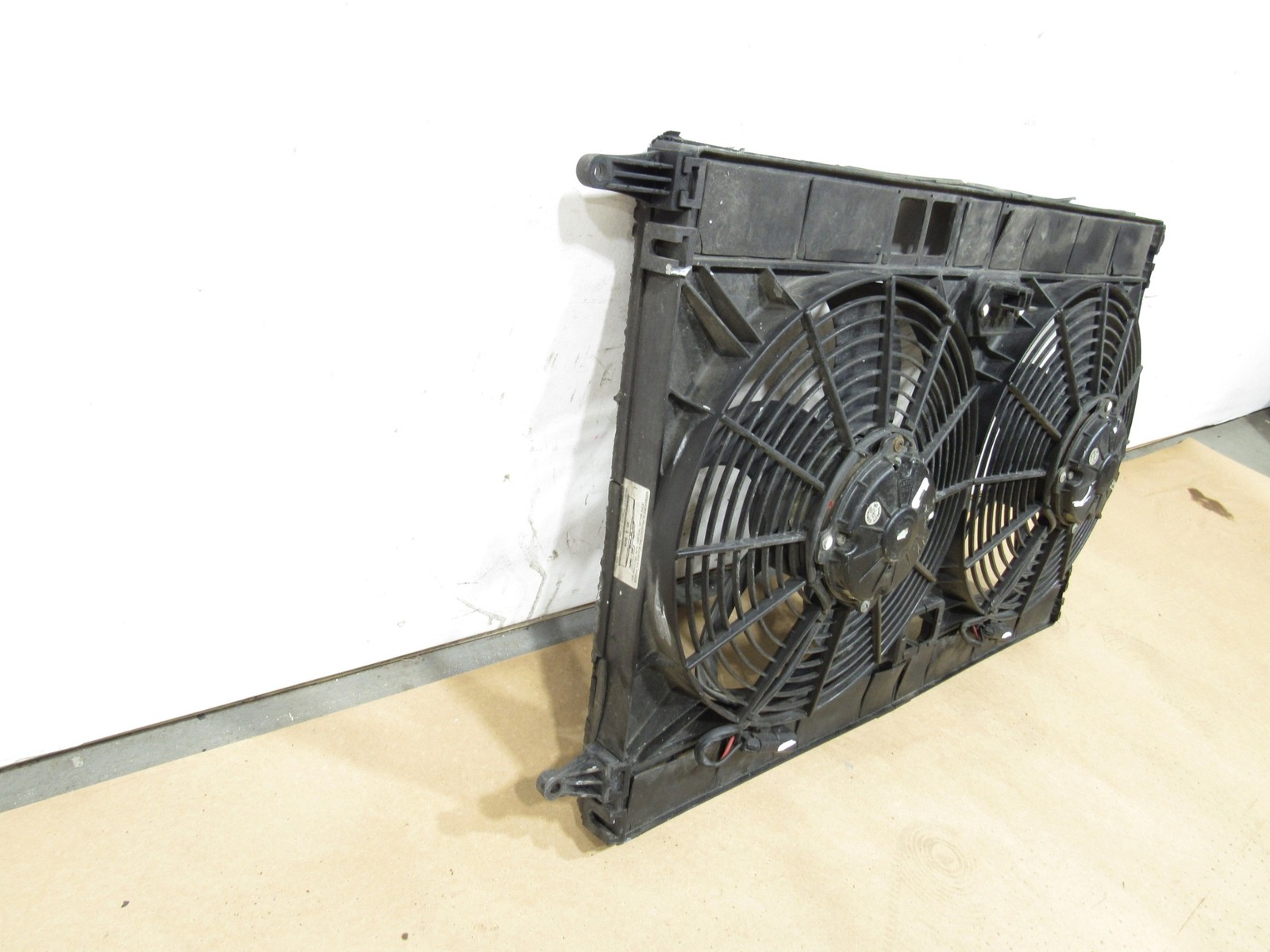 02-06 Maserati Coupe GT 2004 4.2L Radiator Cooling Fan Shroud Motor Assembly |