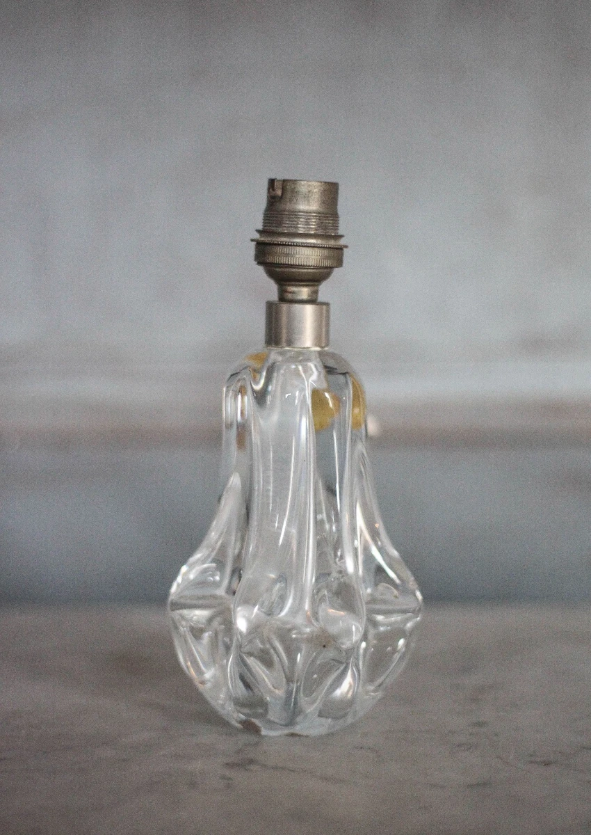 Baccarat. Pied de lampe à décor de putti, en cristal clair et satiné