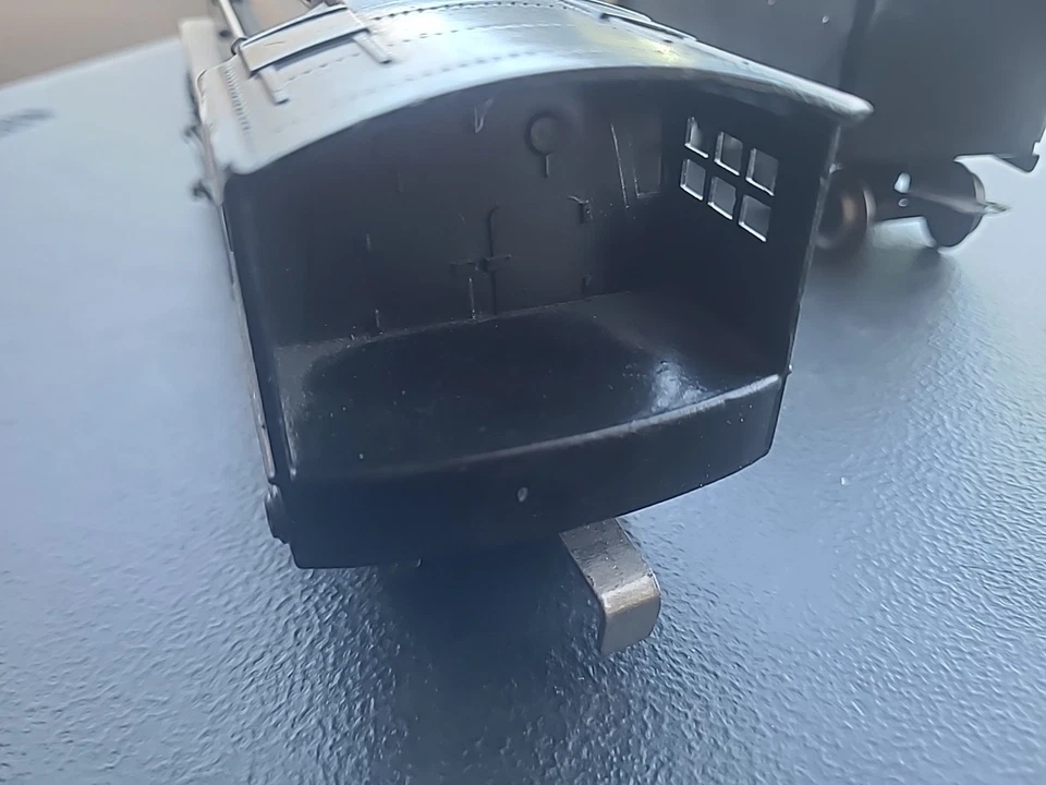 LIONEL POSTWAR O GAUGE 221 LOCOMOTIVE W/221W TENDER - Image 4 of 4