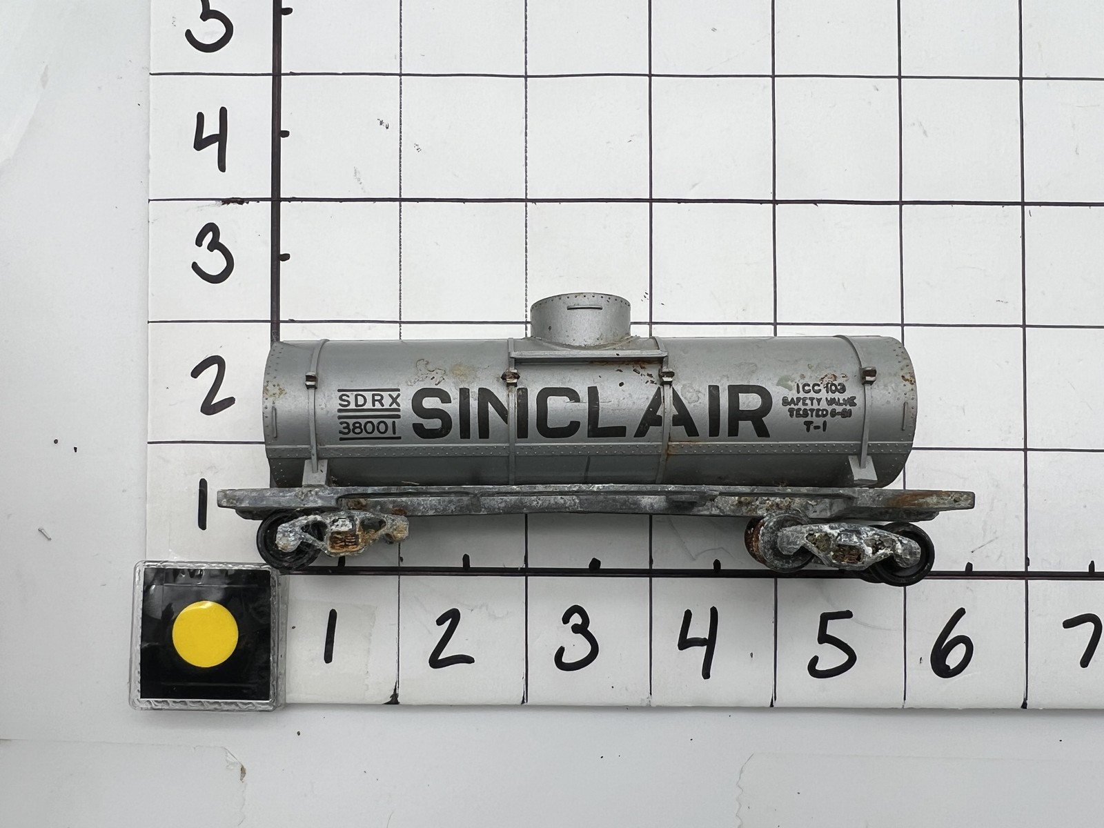 #38001 HO Sinclair SDRX Tank Car Single Dome Poor