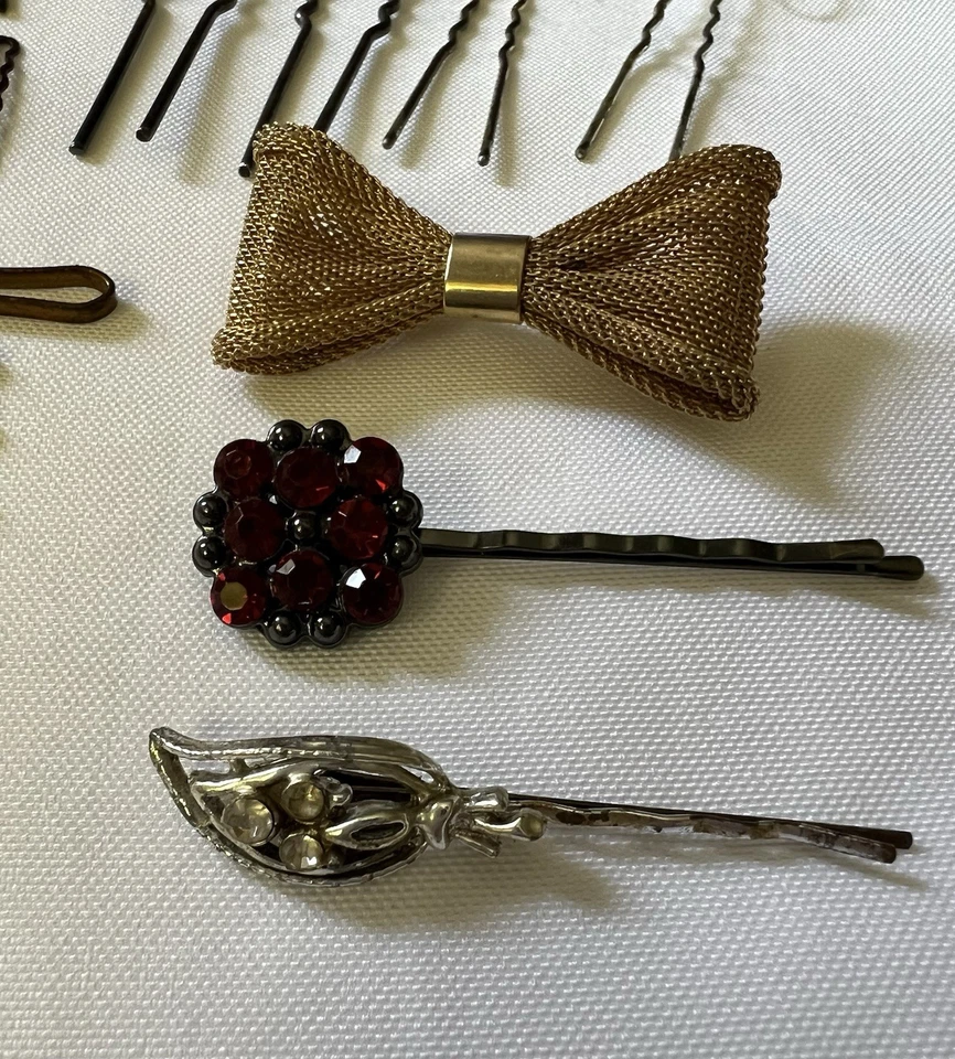 Lot Of 28 Vintage Hair Pins Clips Barettes Combs Accessories Rhinestones, Pearls - Image 3 of 4