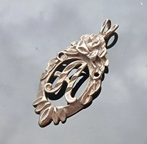 VINTAGE 925 STERLING SILVER INITIAL LETTER ''A'' FLORAL AND LEAF DESIGN PENDANT - Image 4 of 4