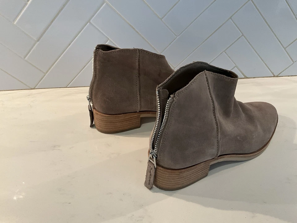 Botines Dolce Vita Tucker de gamuza tostada con cremallera talla 9 Foto 3 de 4