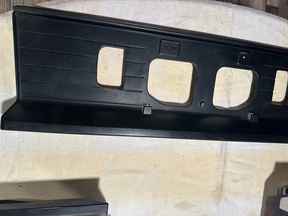 Toyota MR2 TAIL LIGHTS R/L, CENTER PANEL,SIDE MARKER LIGHTS R/L