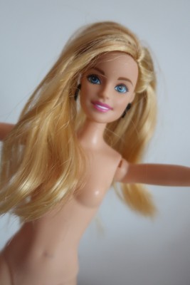 Barbie OOAK Fashionista 13 Smiley Millie Kopf Neu Körper Herz Ohrringe Nude