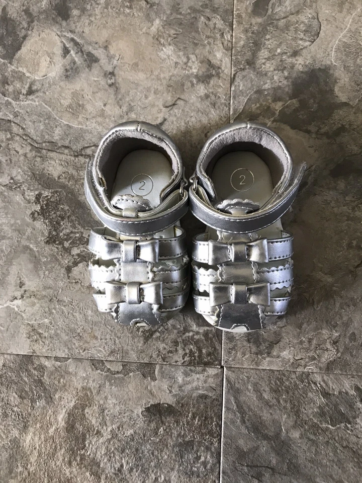 Sandalias OshKosh bebé niña talla 2, imitación cuero plata. Foto 2 de 4